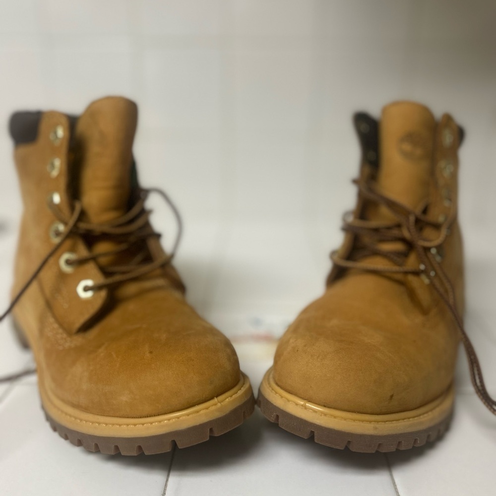 Women’s Timberlands Size 6. 1 small blemish next to my pinky finger